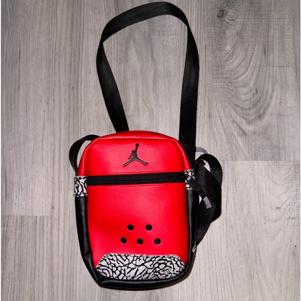 Jordan crossbody bag. Never worn !